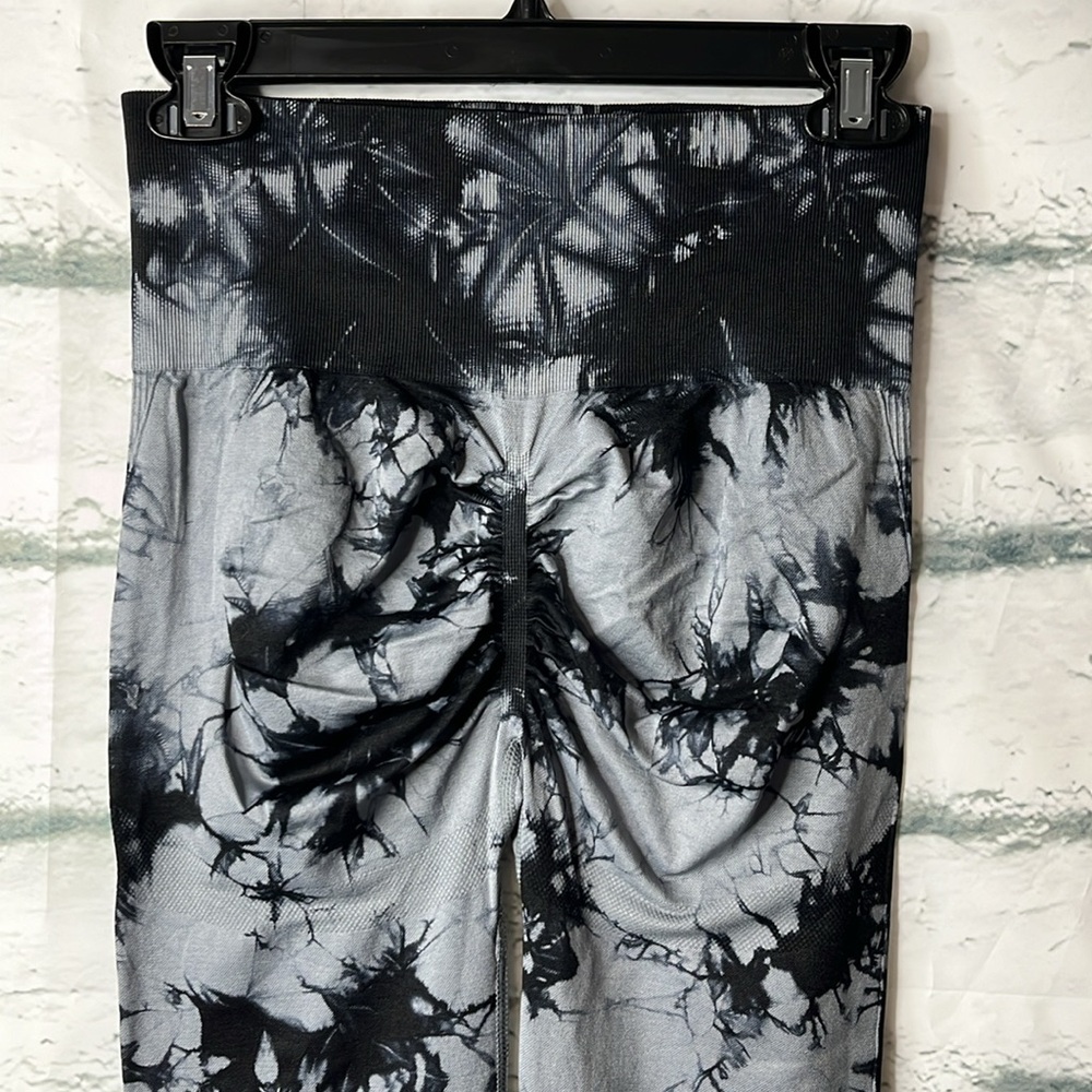 Grey and Black Tie-Dye Scrunch Butt Leggings. NIP - Picture 3 of 4